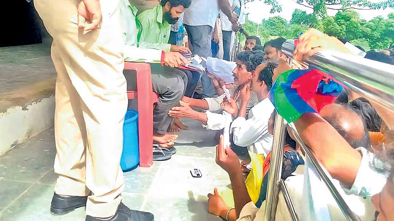 కాల్మొక్త బాంచెన్.. యూరియా కోసం అధికారుల కాళ్లు మొక్కిన రైతులు