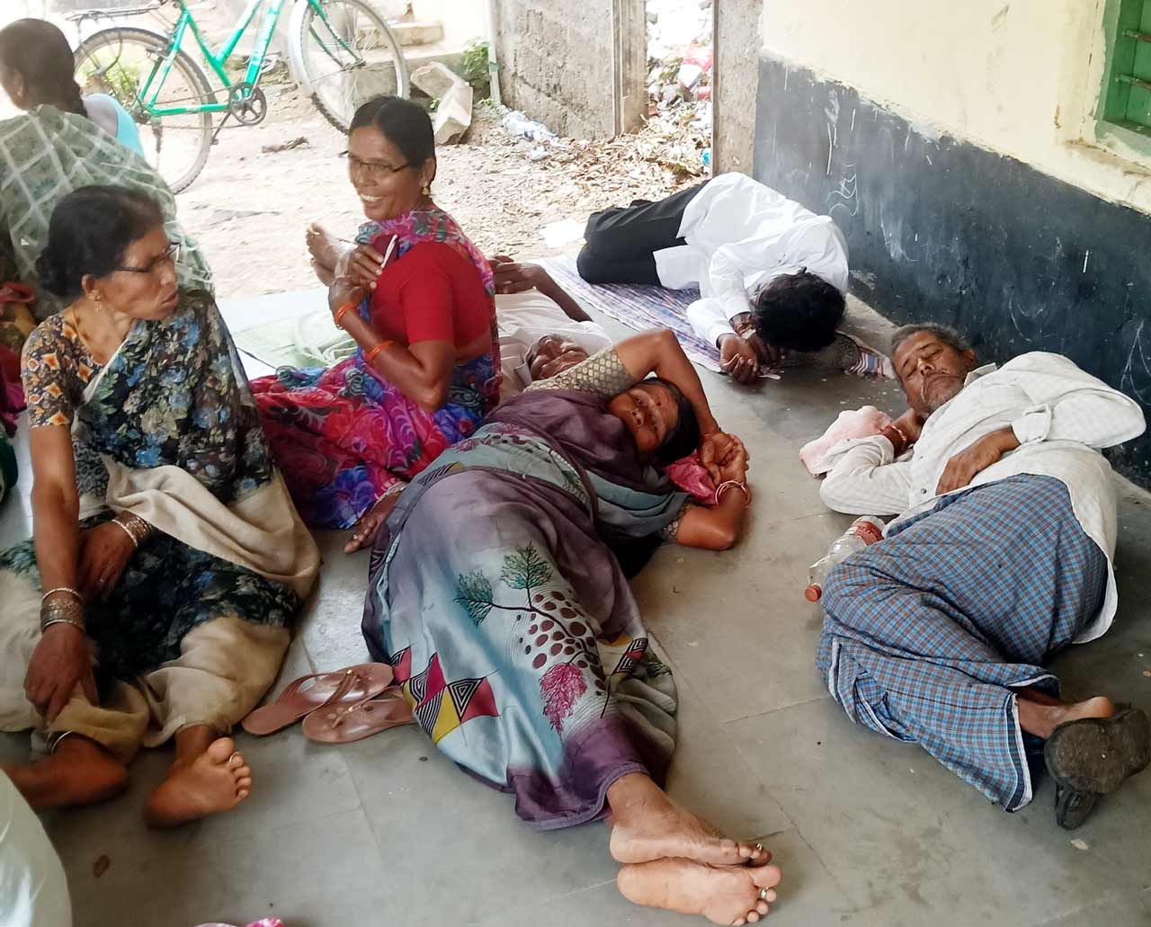 యూరియా ఇవ్వకపోవడంతో అలిసిపోయి మహబూబాబాద్‌ పట్టణంలో సొసైటీ కార్యాలయం ఎదుట ఉన్న స్కూల్‌ ఆవరణలో పడుకున్న రైతులు 