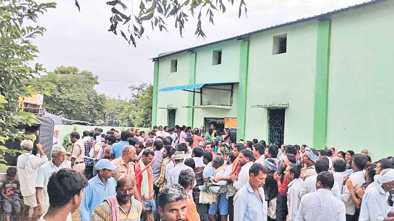 యూరియా కొరత.. సీఎం లాపతా!.. రాజకీయాలే తప్ప.. రైతుల గోడు పట్టదా?