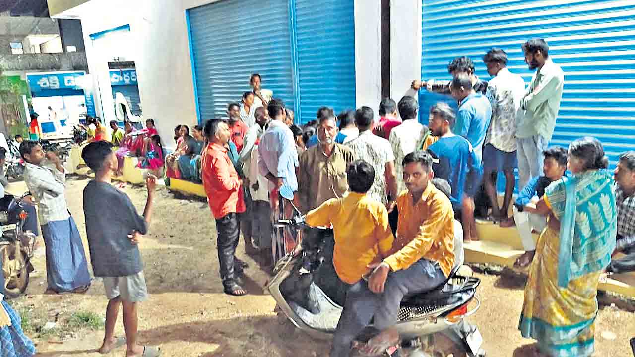 ఎరువులడిగినందుకు కాంగ్రెస్‌ సవారీ.. రైతులతో సారీ