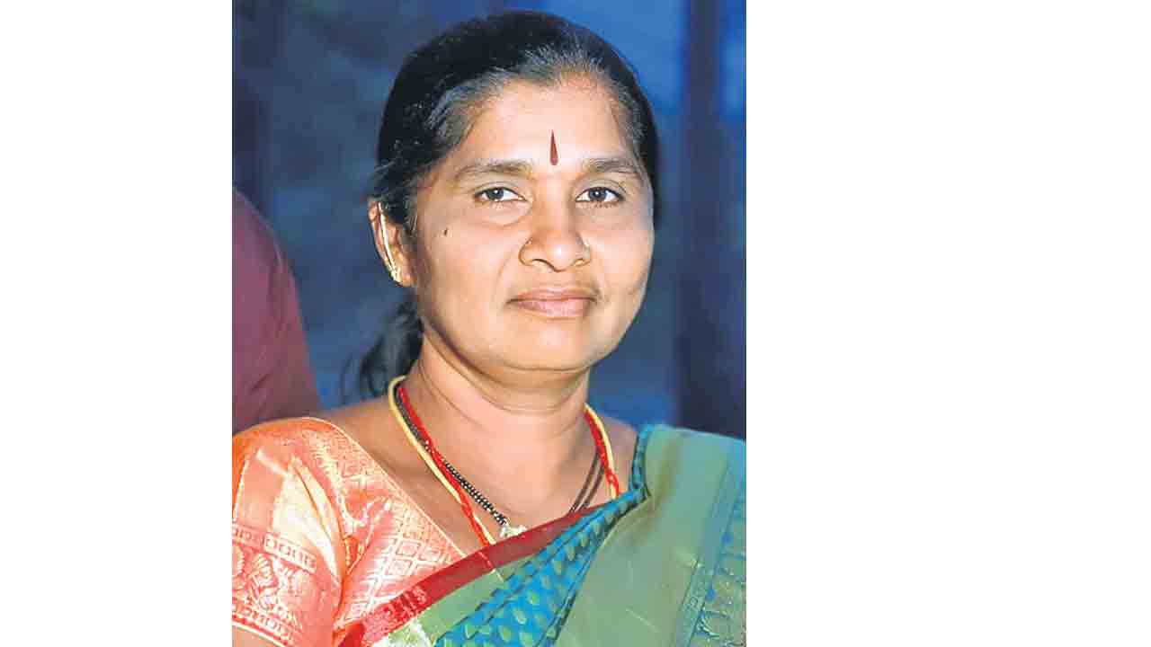 డబుల్‌ బెడ్‌రూం జాబితాలో పేరు గల్లంతు..మనోవేదనతో మహిళ మృతి!