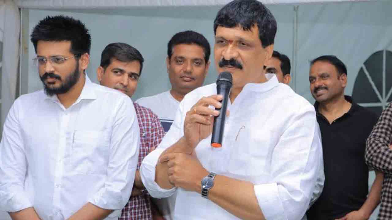 ‘మైనంపల్లి’పై చర్యలు తీసుకోండి : బీఆర్ఎస్