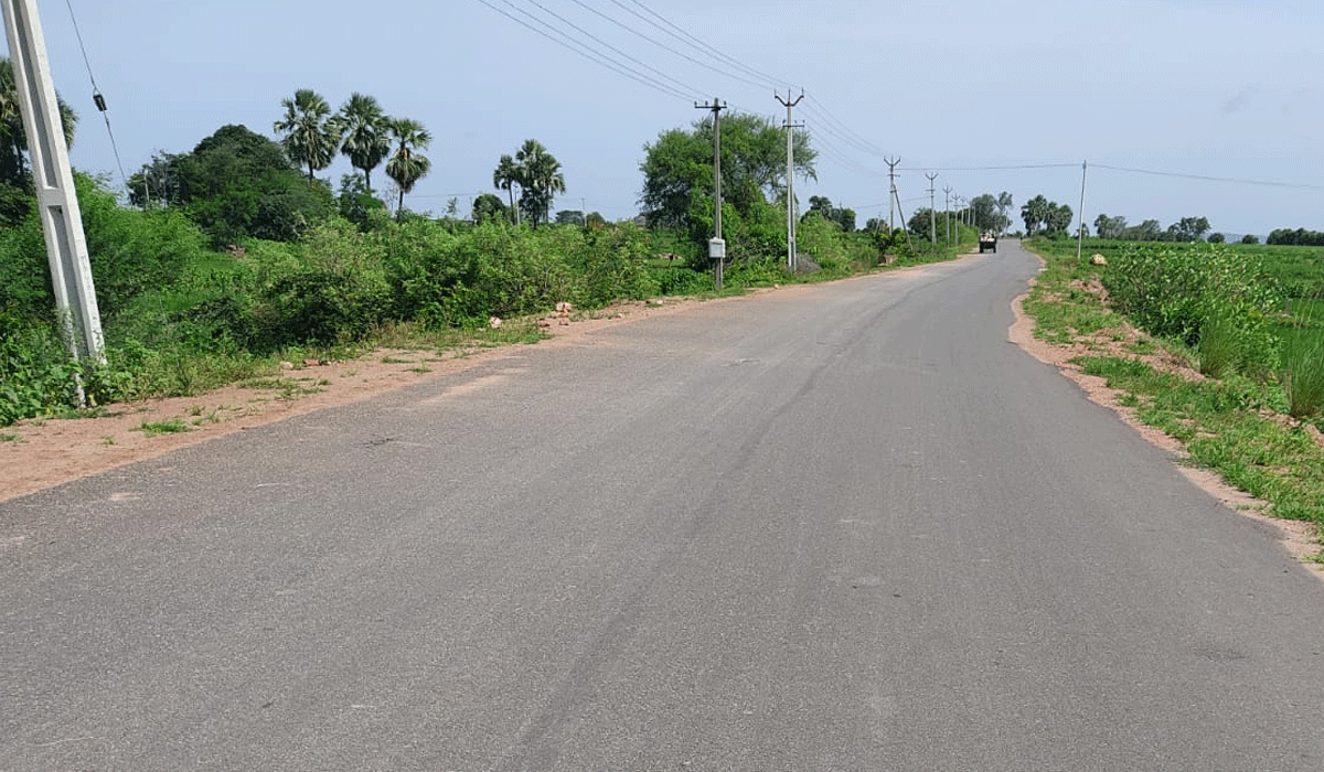 ODELA | రోడ్డు ఉన్నా… బస్సు లేదు.. జిల్లా కేంద్రానికి వెళ్లడానికి ప్రజలకు తప్పని తిప్పలు