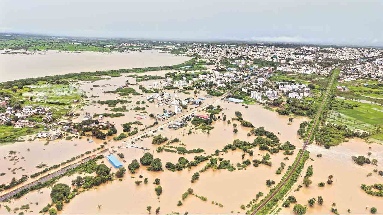 వరదనూ వదలని బురద రాజకీయం