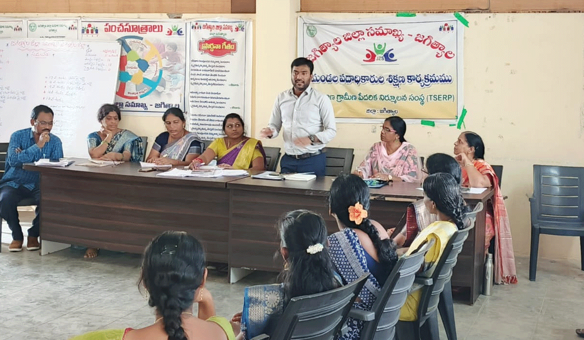 Government schemes | మండల మహిళా సమాఖ్య లు ప్రభుత్వ పథకాలపై అవగాహన కలిగి ఉండాలి.. జిల్లా గ్రామీణభివృద్ధి శాఖ అధికారి రఘువరణ్