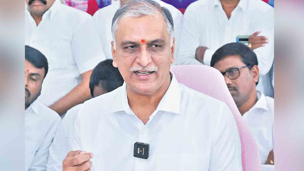 బురద రాజకీయం ఆపండి.. వరద నీళ్లు ఎత్తండిమోటర్లు మీరు ఆన్ చేస్తరా?.. చేసుకోమంటరా?: హరీశ్రావు