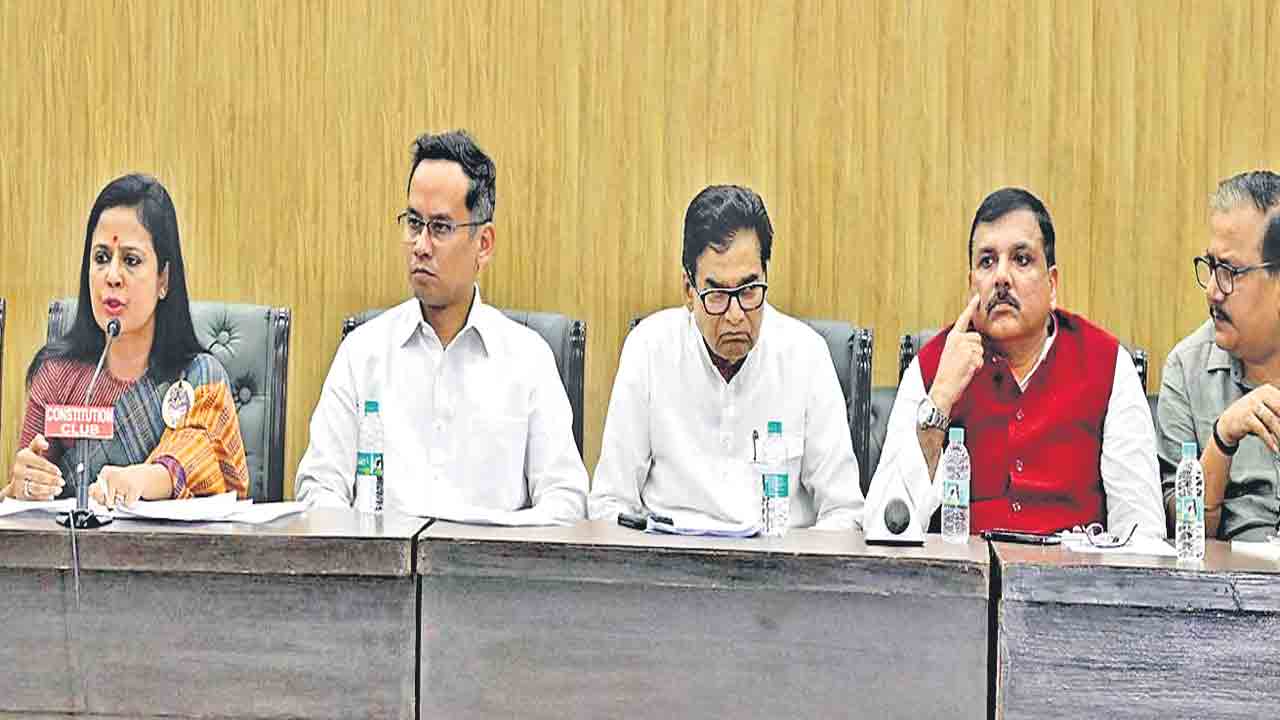 ఈసీది పక్షపాత వైఖరి