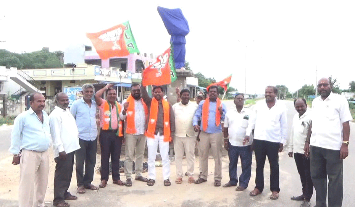 BJP leaders | రుద్రంగిలో రాహుల్ గాంధీ దిష్టిబొమ్మ దహనం చేసిన బీజేపీ నాయకులు