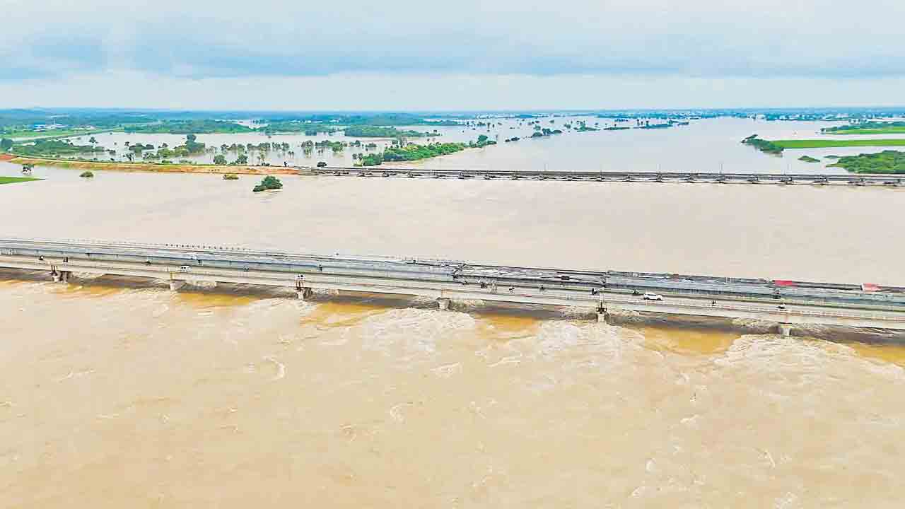 ఉగ్ర గోదారి.. నాలుగు దశాబ్దాల తర్వాత బాసర ఆలయాన్ని చుట్టుముట్టిన వరద