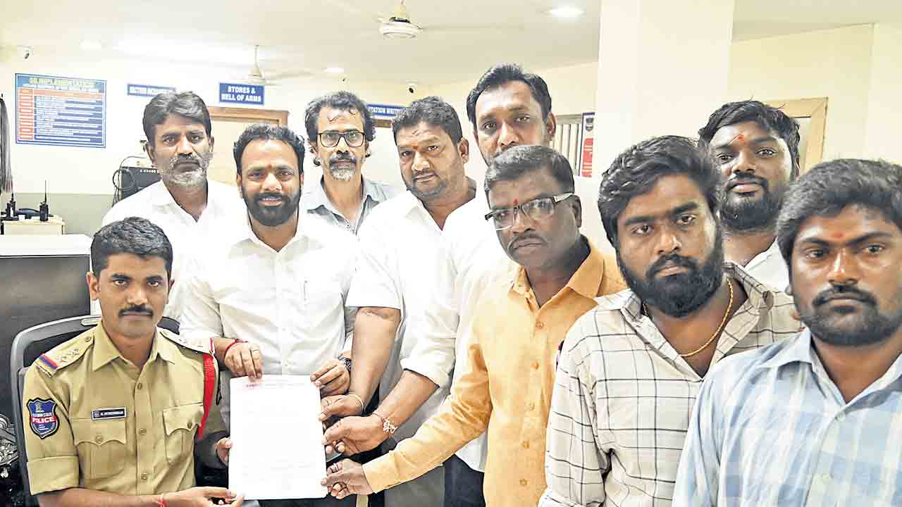 సీఎం రమేశ్‌పై పోలీసులకు ఫిర్యాదు