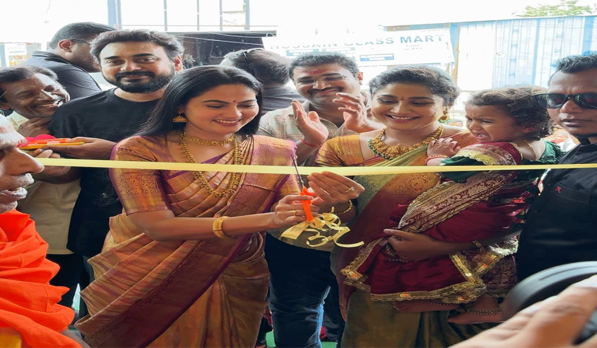 Heroine Suhasini | దనైరా సిల్క్‌ షాపింగ్‌ మాల్‌ను ఓపెన్‌ చేసిన హీరోయిన్‌ సుహాసిని