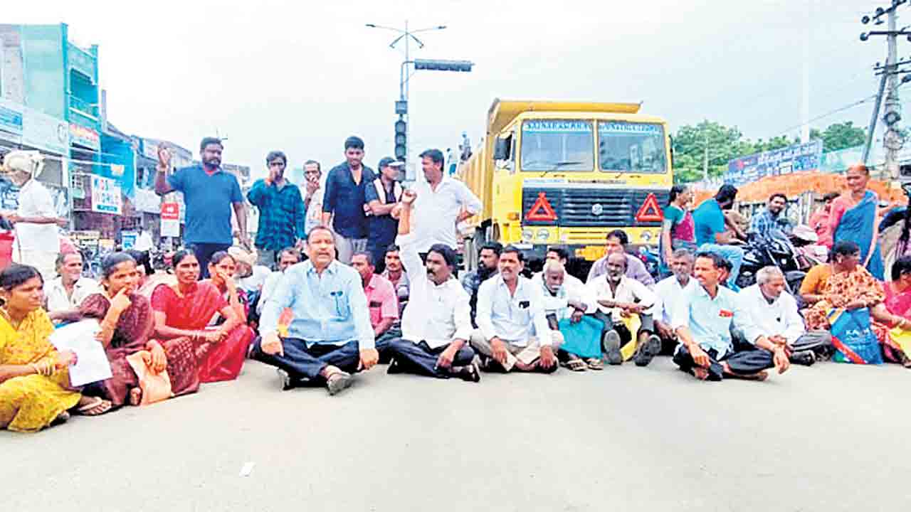 యూరియాకూ పైరవీ!.. ఒక్క మాట చెప్పండంటూ తెలిసినవారిని బతిమాలుకుంటున్న అన్నదాతలు