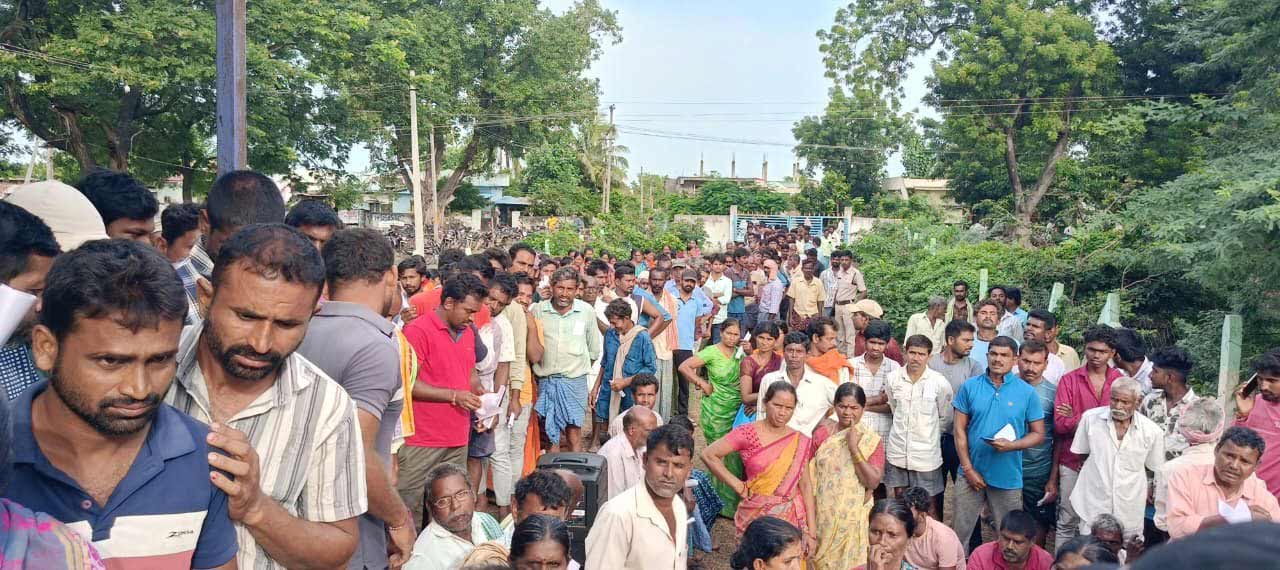 మహబూబాబాద్‌ జిల్లా ఇనుగుర్తి రైతు వేదిక వద్ద యూరియా టోకెన్ల కోసం బారులు తీరిన రైతులు