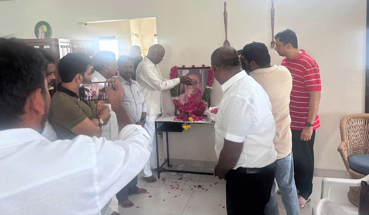 Chada Venkata Reddy | సురవరం కుటుంబాన్ని చాడ వెంకటరెడ్డి పరామర్శ