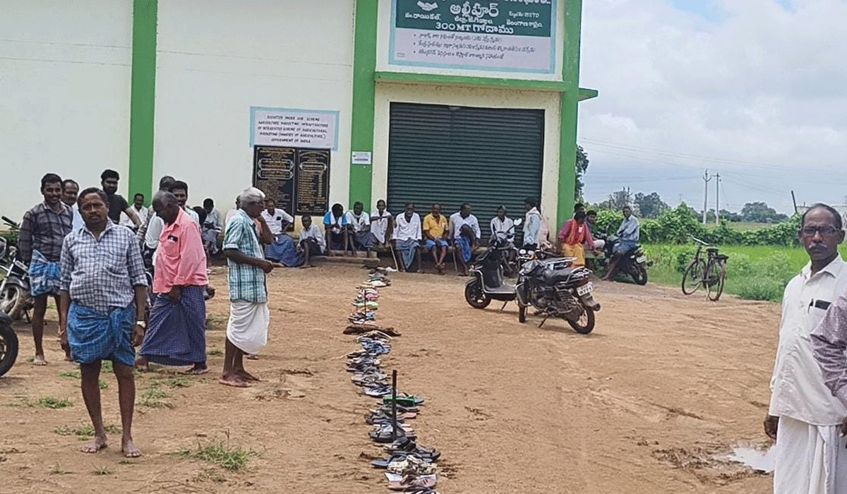 UREA | రాయికల్‌లో యూరియా తిప్పలు.. ఇటిక్యాలలో పాస్‌పుస్తకాలు, అల్లీపూర్‌లో చెప్పులను క్యూలో పెట్టిన రైతులు