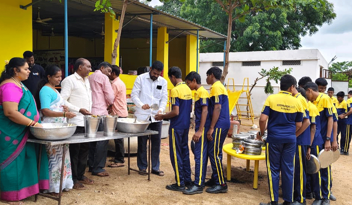 Ganesh Navratri | గణేష్ నవరాత్రోత్సవాల్లో భాగంగా విద్యార్థులకు అన్నదానం