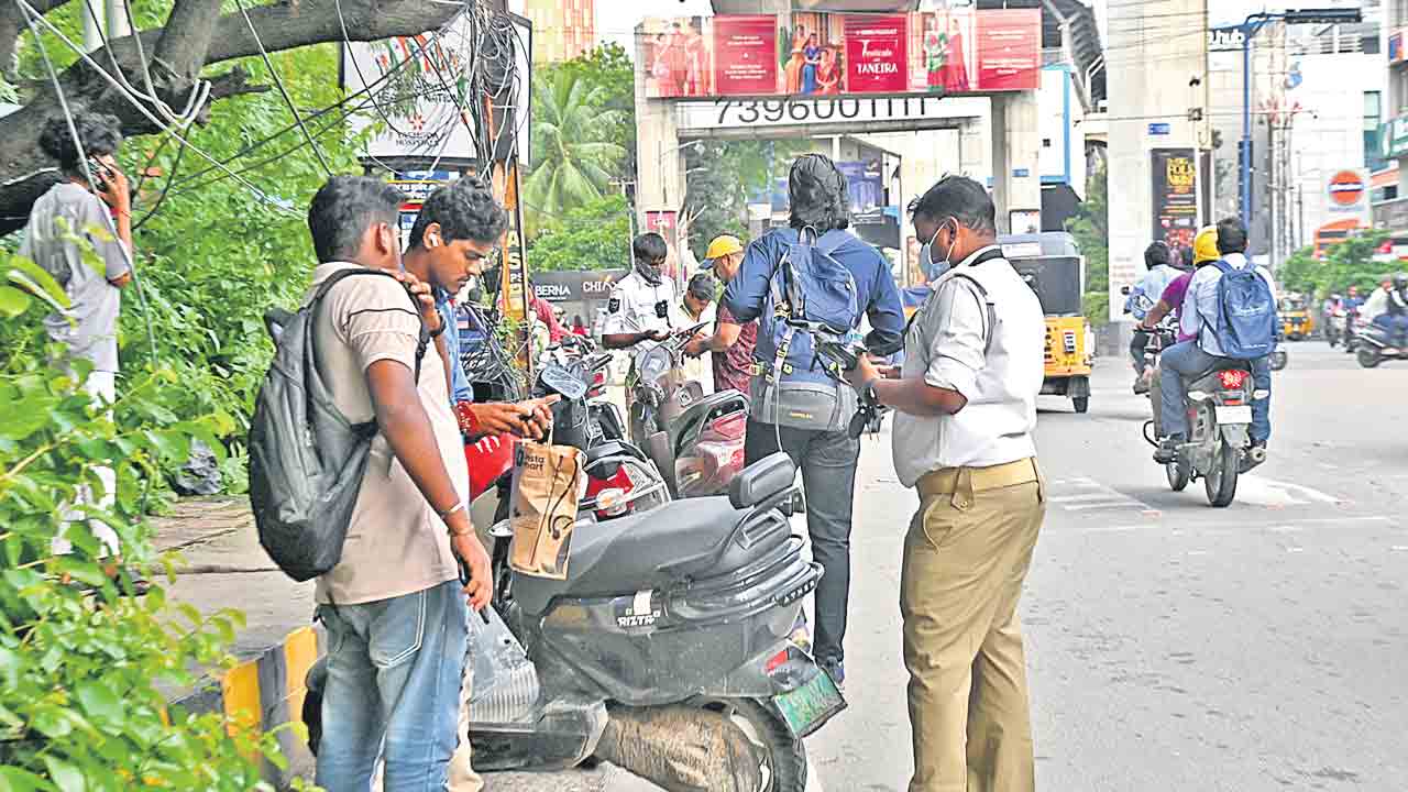 ట్రాఫిక్‌ నియంత్రణ వదిలేసి.. చలాన్ల వేట