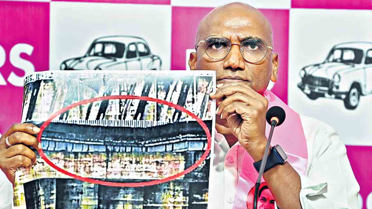 మేడిగడ్డను బాంబులతో పేల్చేశారు!.. అందుకే రెండు పిల్లర్లలో పగుళ్లు: ఆర్‌ఎస్‌ ప్రవీణ్‌కుమార్‌