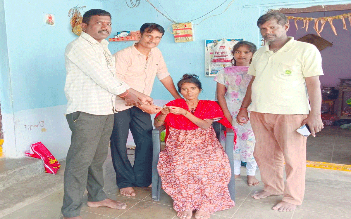 Financial assistance | ఈశాల తక్కళ్లపల్లిలో ఆర్థిక సాయం అందజేత