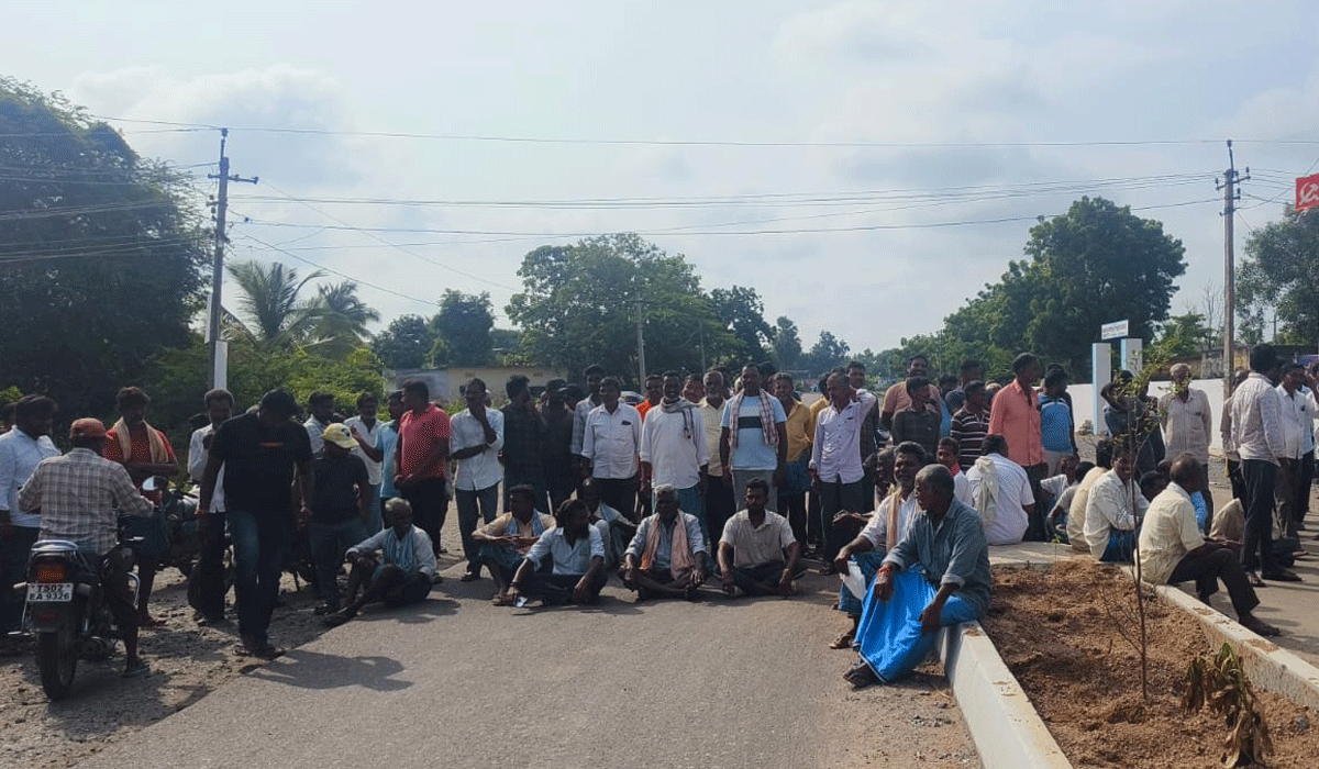 Agitation for Urea  |  వీణవంకలో యూరియా కోసం ధర్నా, ఆందోళన.. నర్సింగాపూర్లో రోడ్డెక్కిన రైతులు