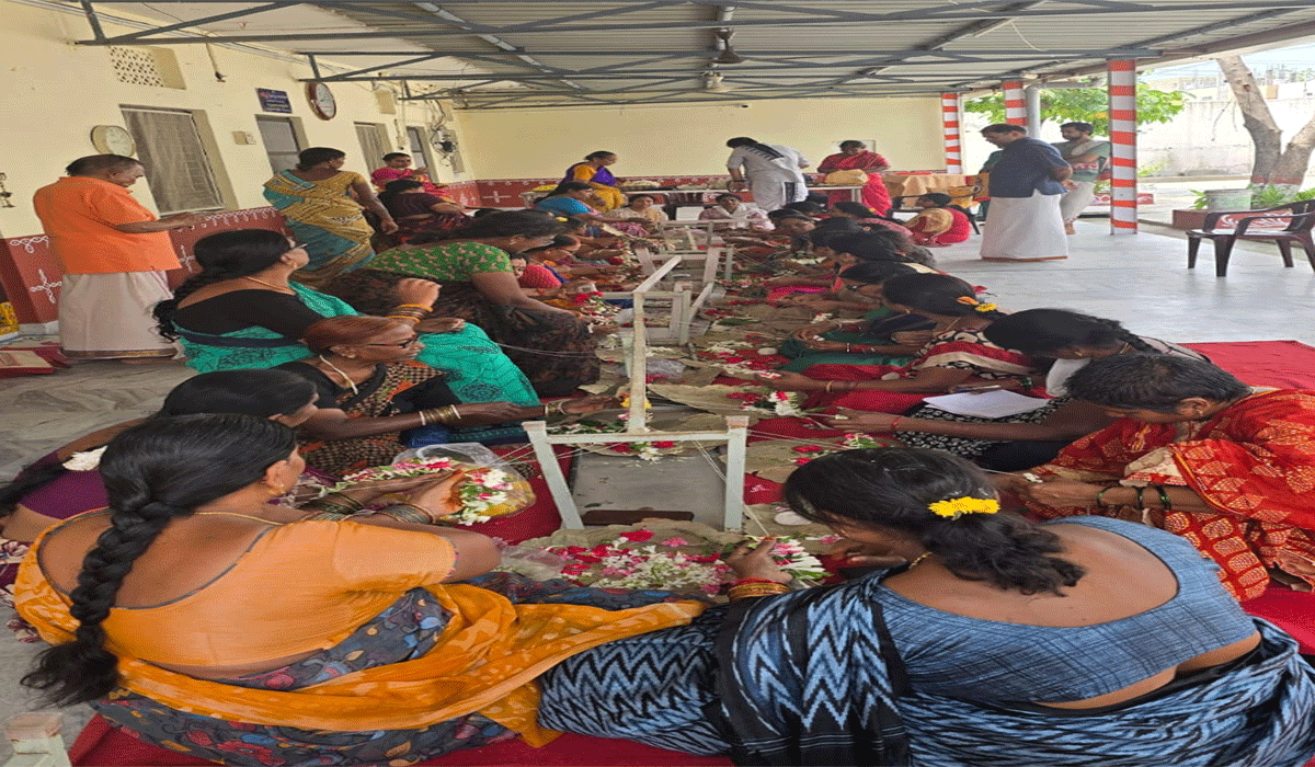 Free training | పూలమాలల అల్లికలో మెళకువలపై ఉచిత శిక్షణ