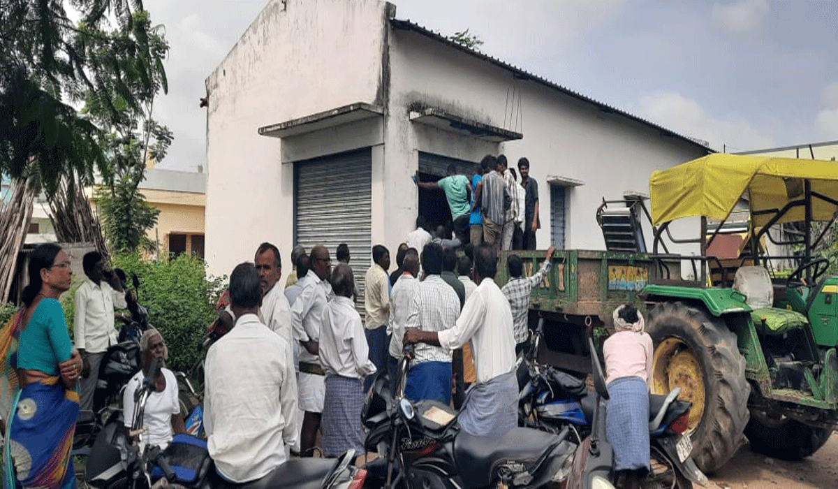 Atmakur godown | మెట్ పల్లిలో యూరియా కోసం తప్పని తిప్పలు.. ఆత్మకూర్ గోదాం వద్ద రైతుల పడిగాపులు