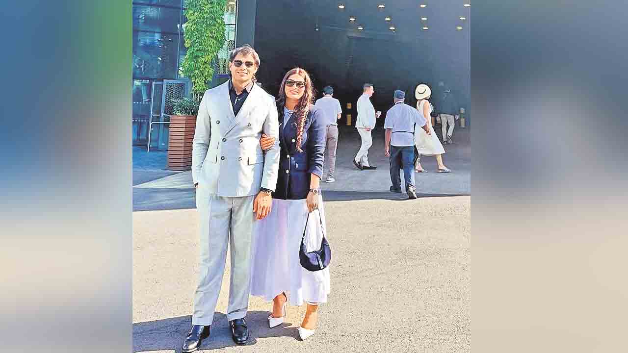 కోటిన్నర జాబ్‌ ఆఫర్‌ వదులుకుని..నీరజ్‌ చోప్రా భార్య హిమానీ నిర్ణయం