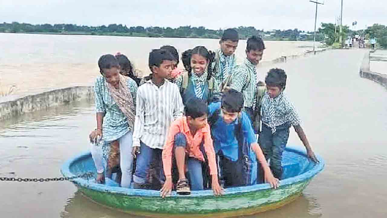 మేం బడికి పోతం.. బ్రిడ్జి కట్టండి సారూ.. నాగర్కర్నూల్ జిల్లాలో చెరువు దాటి స్కూల్కు వెళ్లిన విద్యార్థులు