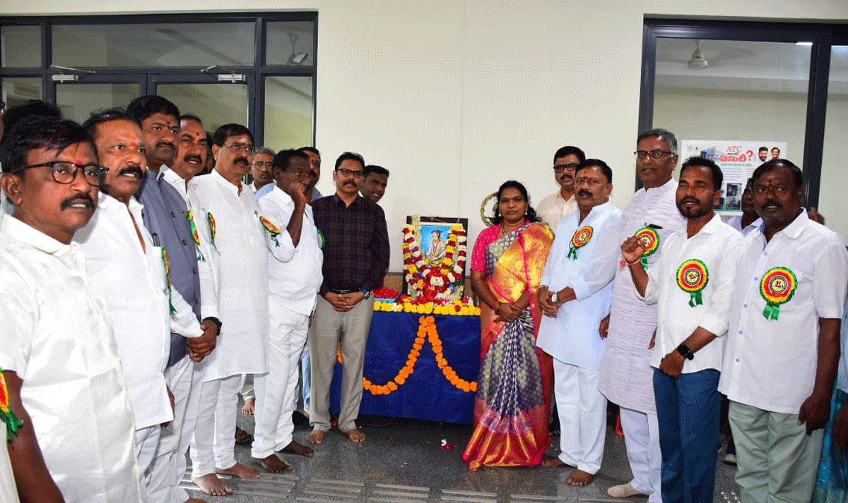 Sardar Sarvai Papanna | సిరిసిల్లలో ఘనంగా సర్దార్ సర్వాయి పాపన్న జయంతి వేడుకలు.. నివాళులర్పించిన అదనపు కలెక్టర్ గడ్డం నగేష్