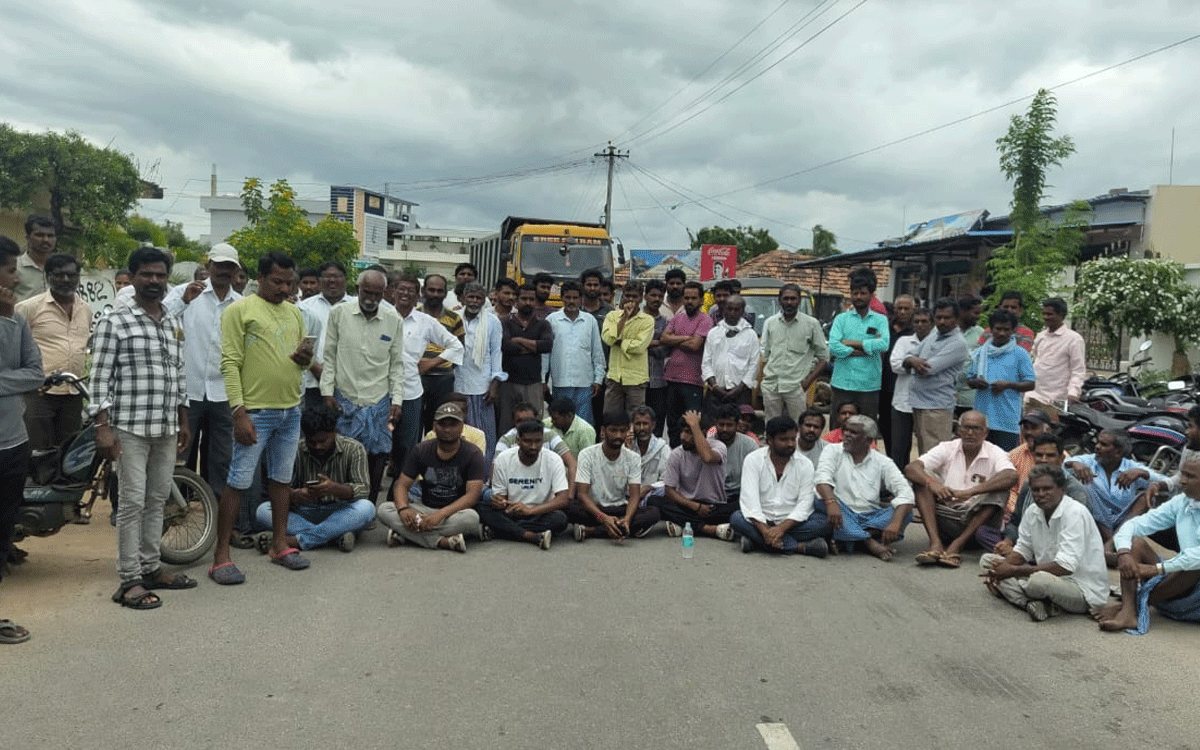 UREA | చిగురుమామిడి సింగిల్ విండో కార్యాలయం ఎదుట రైతన్నల రాస్తారోకో