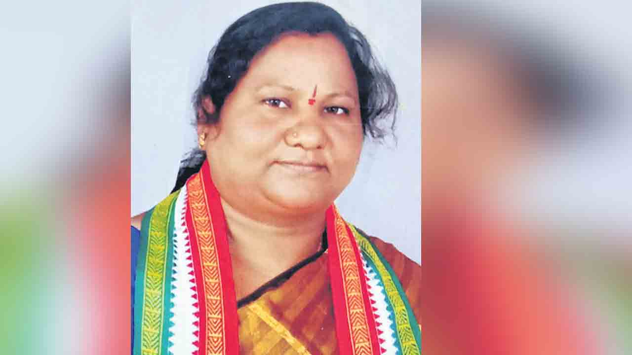 అనర్హులకు డబుల్‌ బెడ్‌రూమ్‌ ఇండ్లు