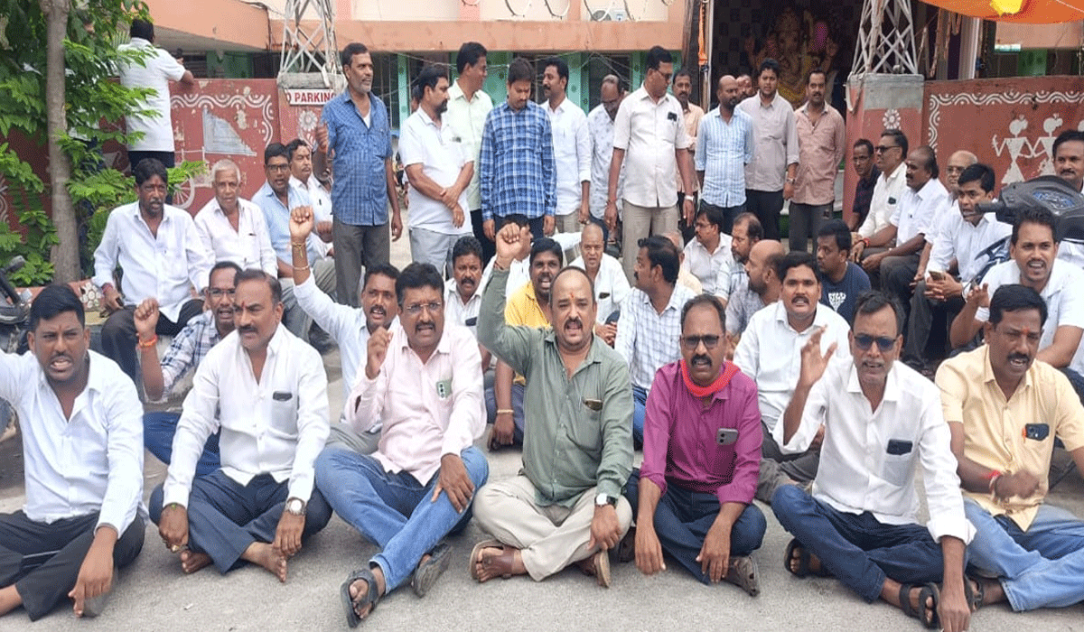 back billing (electricity dues) | బ్యాక్ బిల్లింగ్ (విద్యుత్ బకాయిలు) ను రద్దు చేయాలని సిరిసిల్ల సిస్ కార్యాలయం ఎదుట వస్త్ర పరిశ్రమ వ్యాపారులు ధర్నా