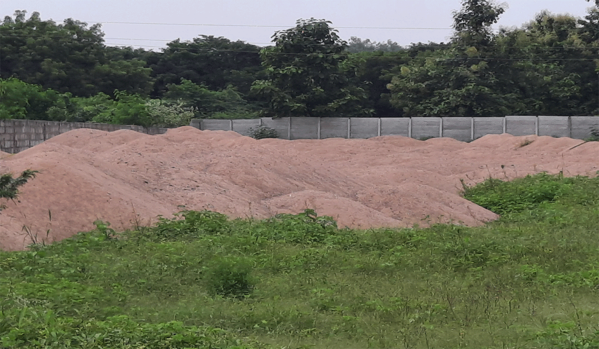 SAND | చెట్ల పొదల్లో కుప్పలు తెప్పలుగా.. ఉచితం మాటున ఆగని అక్రమ రవాణా..!