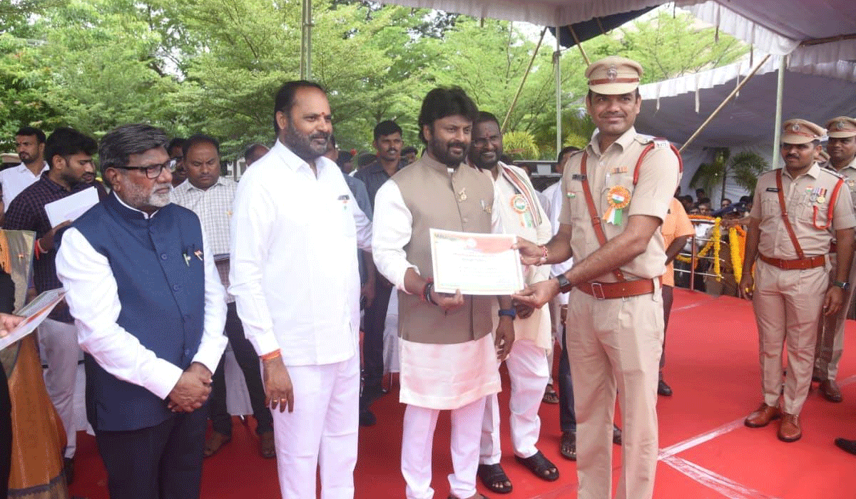 Best service award | బసంత్ నగర్ SI కి ఉత్తమ సేవ పురస్కారం