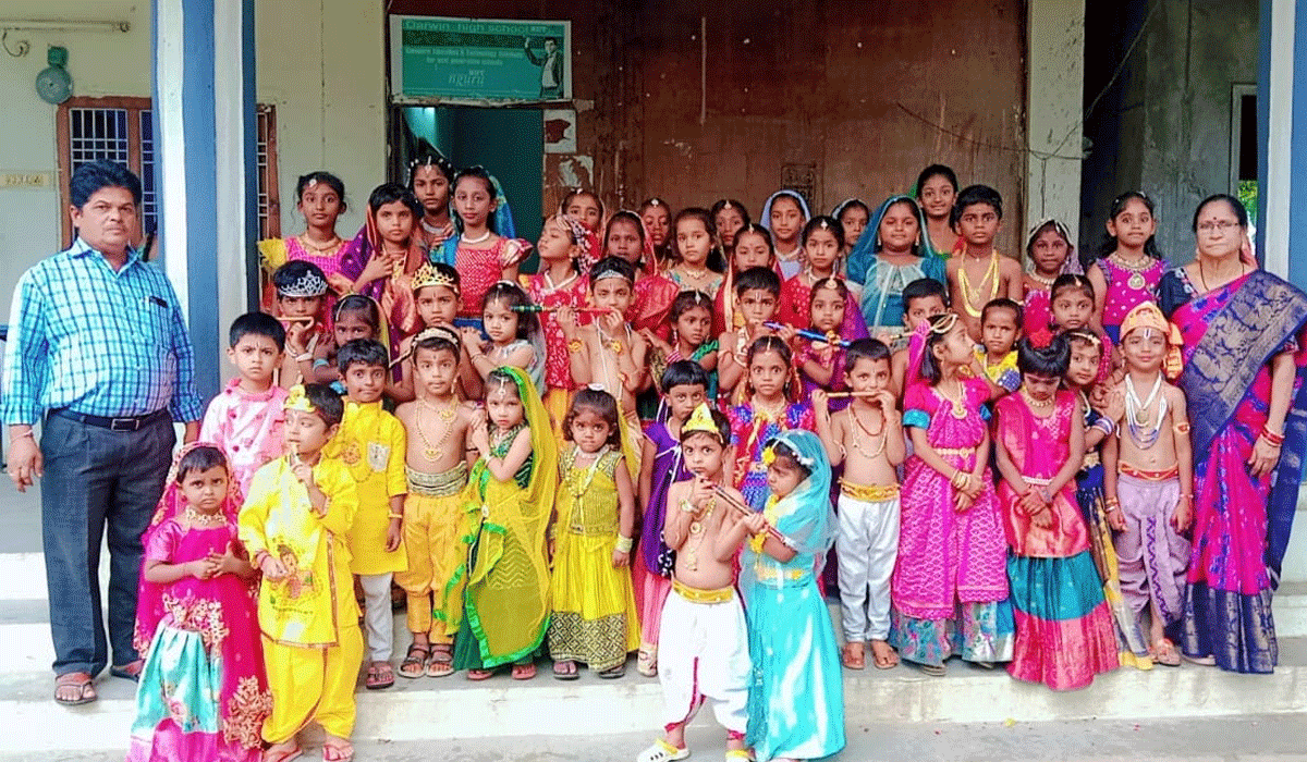 Krishnashtami | చిగురుమామిడిలో ఘనంగా కృష్ణాష్టమి వేడుకలు.. ఆకట్టుకున్న చిన్నారుల వేశధారణ