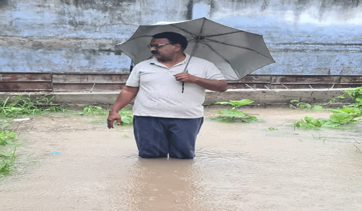 Ramagundam Baldiya | వరద నీటిలో నిల్చొని… గోడు వెళ్లబోసుకొని… రామగుండం బల్దియా తీరుపై సీపీఐ నేత వినూత్న నిరసన