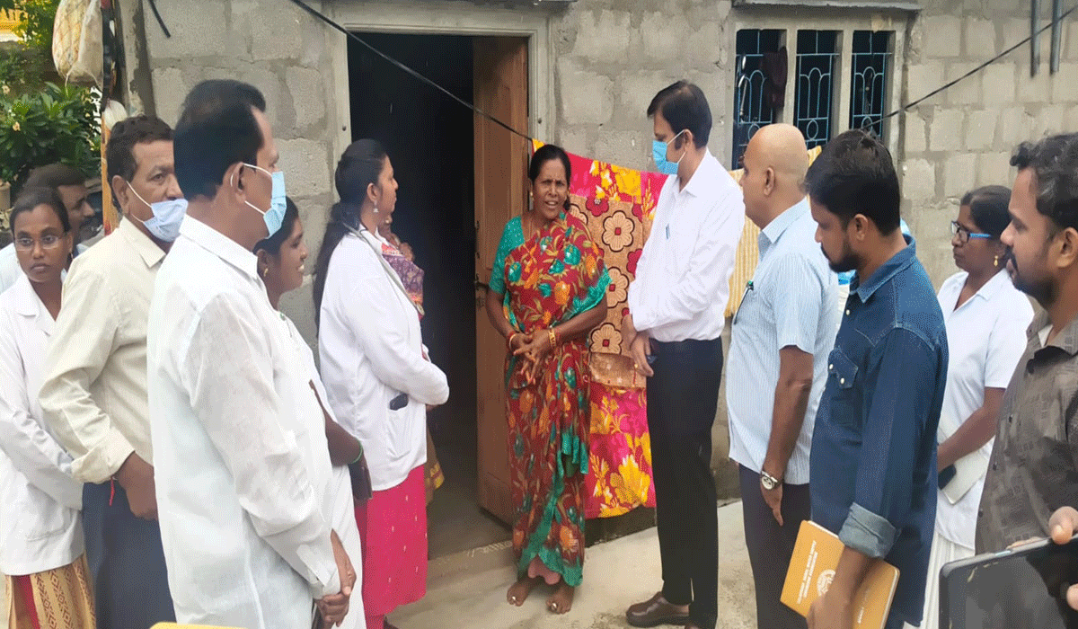 collected blood samples | బేతిగల్‌ను సందర్శించిన వైద్యాధికారులు.. రక్తనమునాల సేకరణ