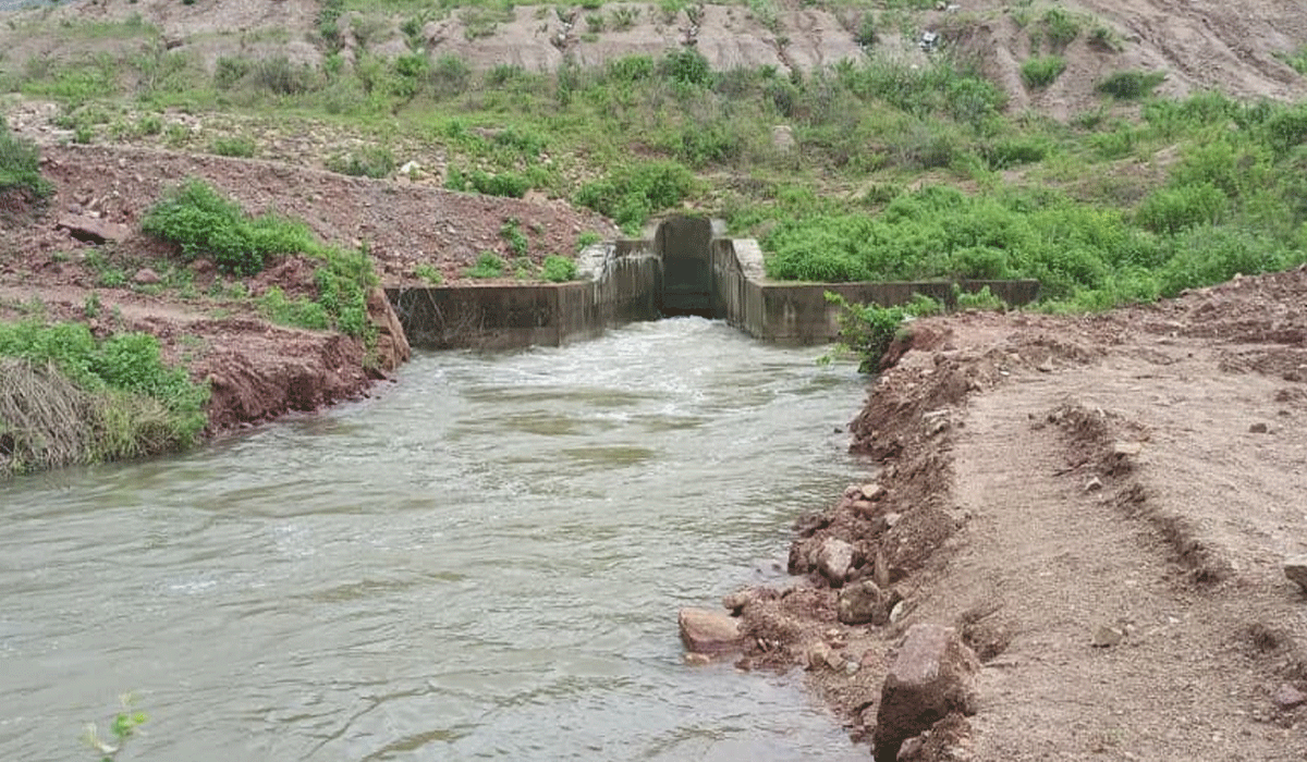 Rollavagu project | రోళ్లవాగు ప్రాజెక్ట్ నుండి షటర్లు బిగించక వృథాగా పోతున్న నీరు