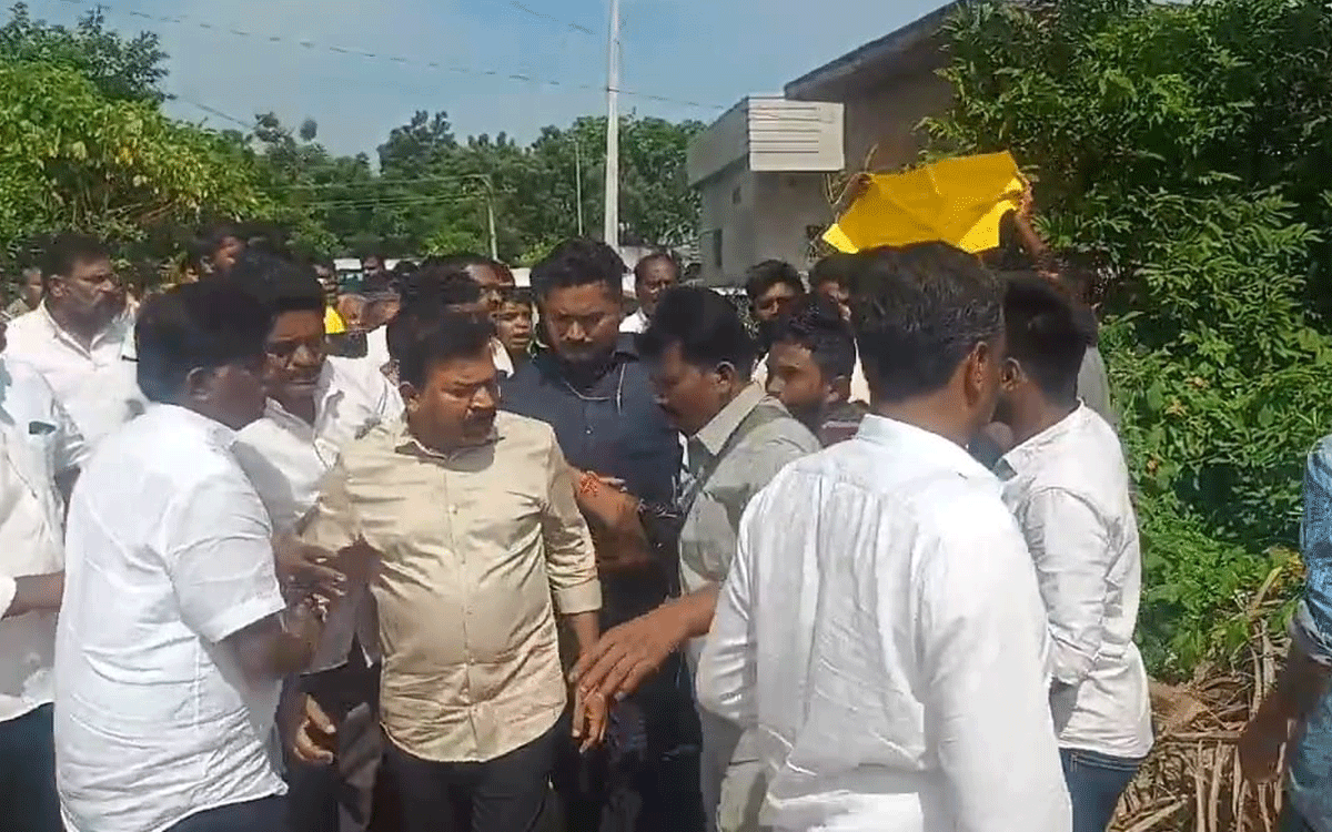 MLA Kavampally | ఎమ్మెల్యే కవంపల్లికి బాలయ్య పల్లె వాసుల నిరసన సెగ.. ఎమ్మెల్యే కవంపల్లి డౌన్ డౌన్ అంటూ గ్రామస్తుల ఆగ్రహం