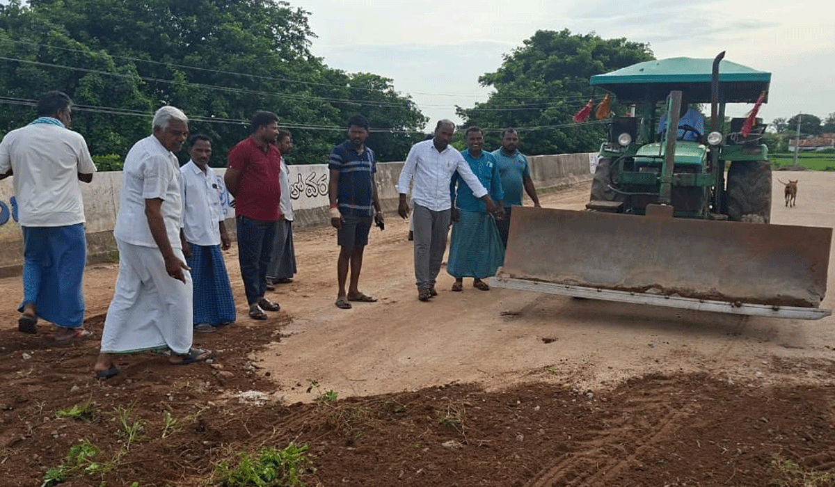 Road  | అధ్వానంగా రోడ్డు.. ప్రయాణికుల ఇబ్బందులు