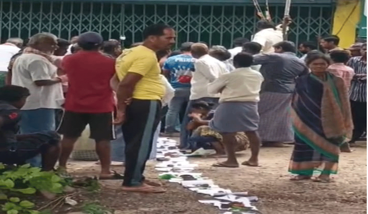 Farmers standing | సారంగాపూర్ లో యూరియా కోసం పట్టా పాస్ పుస్తకాలతో క్యూలో నిల్చున్న రైతులు