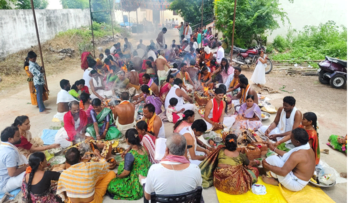 Maha Annadanalu | వీణవంకలో నవరాత్రి సందర్భంగా ప్రత్యేక పూజలు.. మహా అన్నదానాలు