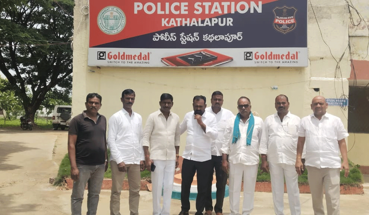 BRS | కథలాపూర్ పోలీస్ స్టేషన్లో కోరుట్ల బీఆర్ఎస్ నాయకులు