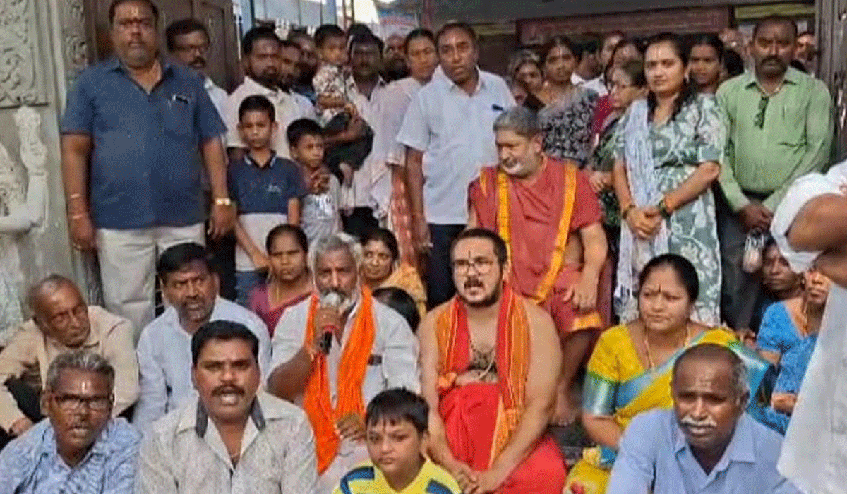 Jagityal | దేవాలయానికి అడ్డంగా దుకాణాలు.. భక్తుల ఆందోళన