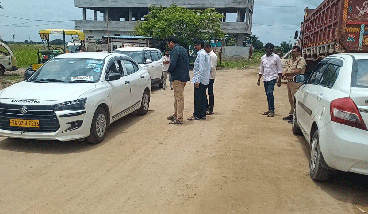 Vigilance officers | పెద్దపల్లి రవాణా శాఖ కార్యాలయంలో విజిలెన్స్​‍ అధికారుల విచారణ