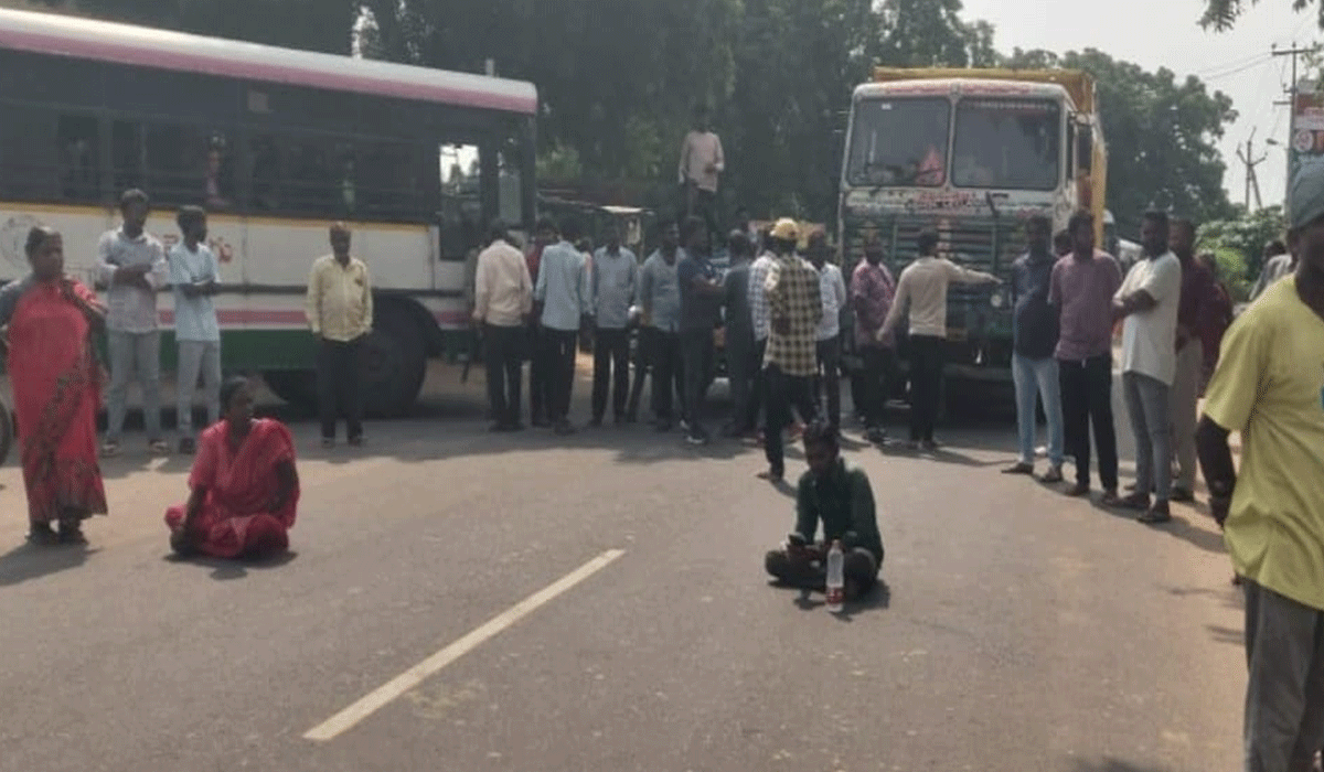 Indiramma indlu | ఇందిరమ్మ ఇల్లు రాలేదని దంపతుల ఆత్మహత్యాయత్నం.. ఆస్పత్రికి తరలింపు..