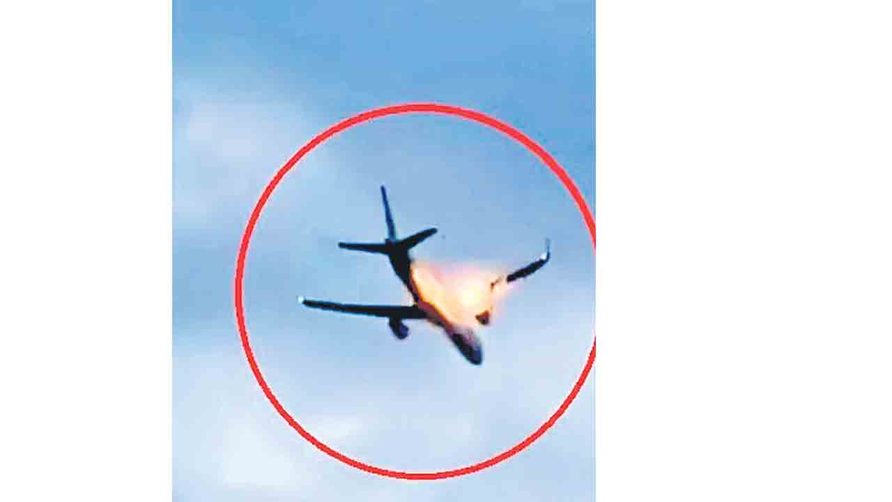 గాల్లో ఉండగా విమానంలో మంటలు