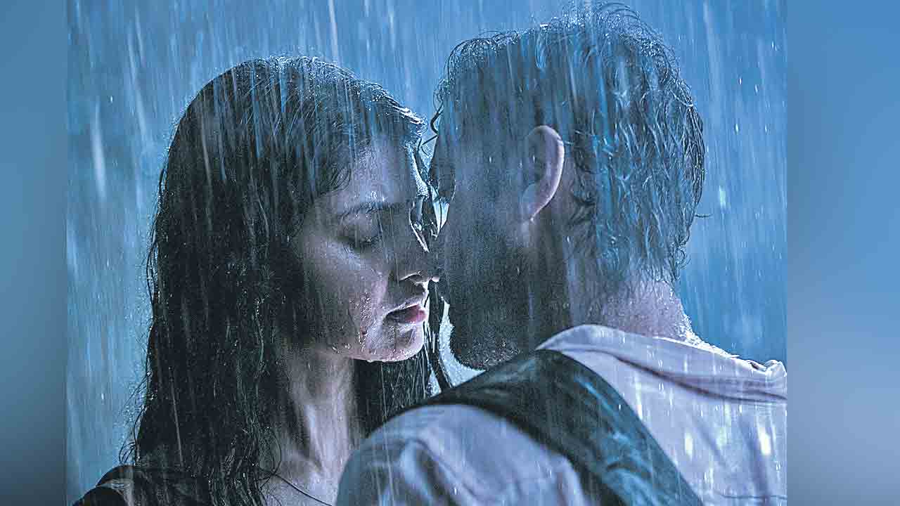 నాలో నేను.. తనలో తాను..