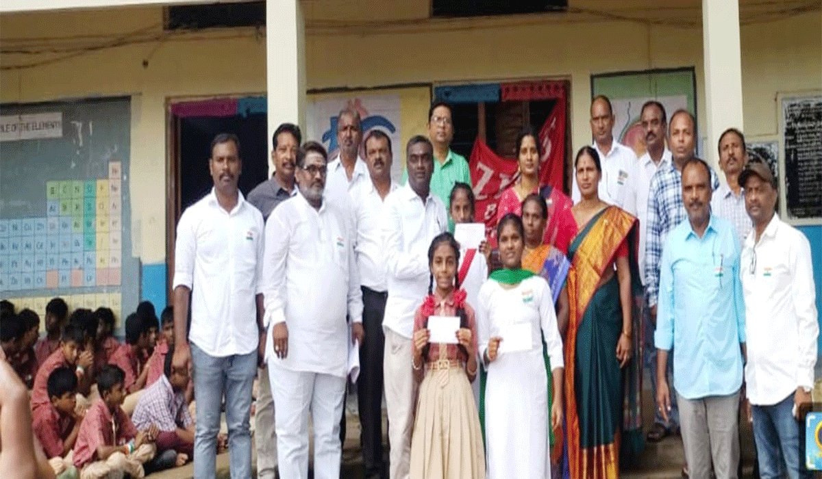 Cash incentives | విద్యార్థులకు నగదు ప్రోత్సాహకాలు అందజేత