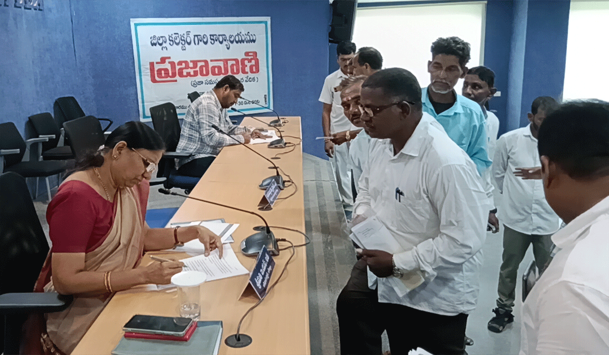 Prajavaani | డీపీవో చీకోటి మదన్ మోహన్ పై చర్యలు తీసుకోవాలని.. జగిత్యాల కలెక్టర్‌కు ఫిర్యాదు చేసిన బుగ్గారం వాసులు